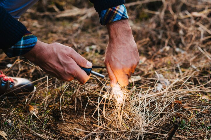 Funkenstahl entzündet trockenes Naturmaterial