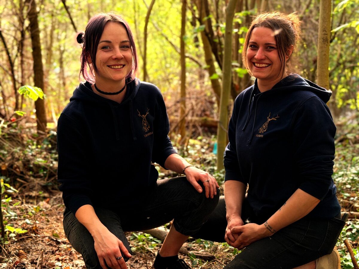 Vanessa und Violetta im Wald