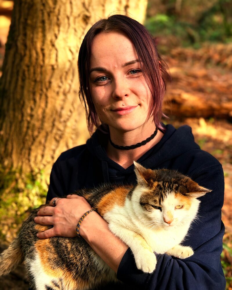 Vanessa mit Katze im Wald
