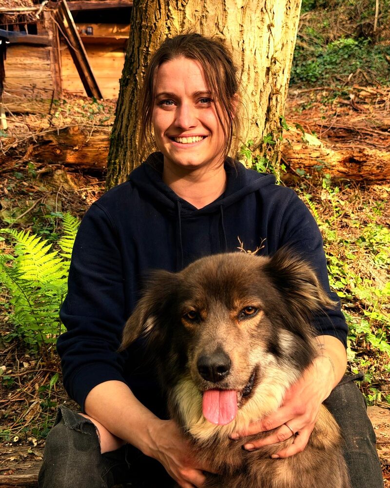Violetta mit Hund im Wald